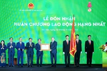 Le Secrétaire général Tô Lâm remet l'Ordre du Travail, première classe, au ministère de l'Agriculture et de l'Environnement. Photo: NDEL