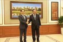 Le vice-Premier ministre vietnamien Bui Thanh Son (à gauche) et le président du Sénat cambodgien et président du Parti du peuple cambodgien (PPC), Samdech Techo Hun Sen. Photo : VNA