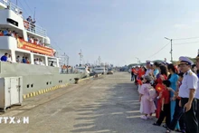 Les deux délégations quittant le port du Commandement de la région navale 2 à Hô Chi Minh-Ville, le 16 janvier. Photo : VNA.