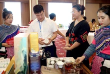 Les délégués visitent le stand d’exposition des produits à base de poivre des établissements industriels ruraux. Photo: NDEL