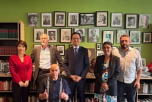 L'ambassadeur Do Hung Viet (au centre) et des communistes américains. Photo : VNA.