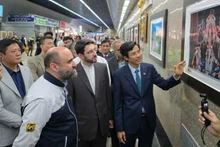 L'ambassadeur Nguyen Luong Ngoc présente les photos exposées aux délégués présents à la cérémonie d'ouverture. Photo : Ambassade du Vietnam en Iran