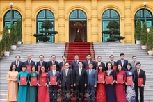Le président de la République Luong Cuong et de nouveaux ambassadeurs à l'étranger. Photo : VNA.