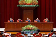 Le secrétaire général du Parti communiste du Vietnam, To Lam (au milieu), préside la conférence consacrée au bilan de la lutte contre la corruption, le gaspillage et les phénomènes négatifs durant le 13ᵉ mandat du Parti. Photo : VNA.