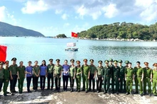 Les délégués venus d’organes différents participent au programme de visite du site historique du monument du « Navire sans numéro de Vung Ro ».
