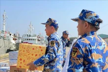 Des cadeaux du Têt remis aux soldats des plateformes DK1 et aux forces navales en mer. Photo: VNA.