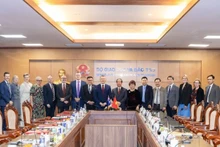 Lors de la cérémonie de signature d'un accord entre de grandes universités australiennes et le Département de la coopération internationale du ministère de l'Éducation et de la Formation du Vietnam, dans le cadre du projet 89 visant à renforcer les capacités des enseignants et du personnel d'encadrement des établissements d'enseignement supérieur. Photo : Ambassade d'Australie.