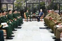 Le chef d’état-major général de l’Armée populaire du Vietnam, Nguyên Tân Cuong, également vice-ministre de la Défense, rencontre le président cubain Miguel Díaz-Canel. Photo: VNA
