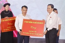Le président de l’Assemblée nationale offre 15 ordinateurs aux écoles primaires Tôn Duc Thang, Tan Trao et Kim Quan. Photo: VNA