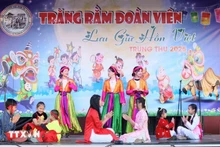 Un numéro artistique interprété par les enfants vietnamiens vivant à Buldapest. Photo : VNA