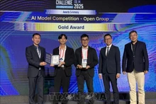 Luong Duc Long du groupe Viettel (deuxième à droite) et Nguyen Hoang Vu, ingénieur en intelligence artificielle et PDG de la startup AIZ (troisième à droite) reçoivent le premier prix du concours. Photo : VNA.