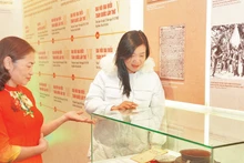 De nombreux objets et documents précieux sont exposés à l'exposition « Le Parti communiste du Vietnam – De congrès en congrès ». Photo : NDEL. 