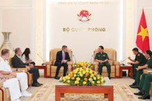 Le ministre vietnamien de la Défense, Phan Van Giang (à droite), reçoit le sous-secrétaire d’État italien à la Défense, Matteo Perego di Cremnago. Photo : VNA.