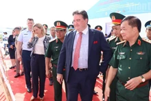 Le général de corps d'armée Hoang Xuan Chien et l'ambassadeur des États-Unis d'Amérique au Vietnam Marc Evans Knapper lors de l'événement à l'aéroport de Bien Hoa le 15 septembre.