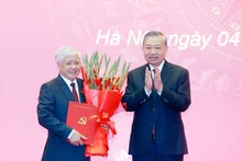 Le secrétaire général du Parti, Tô Lâm (droite) félicite Do Van Chien qui vient d'être nommé au poste de secrétaire adjoint permanent du Comité du Parti à l’Assemblée nationale. Photo: VNA