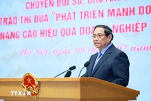 Le Premier ministre Pham Minh Chinh, président du Conseil central d'Émulation et de Récompense préside la cérémonie de lancement de deux mouvements majeurs. Photo : VNA.