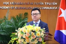 Le Quoc Minh, président de l'Association des journalistes du Vietnam et rédacteur en chef du Journal Nhân Dân, prononce un discours lors de l’événement. Photo : VNA.