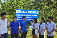 Quatre membres de l'équipe du projet Green Era ont fait un don et collaboré avec l'Union des jeunes de la réserve naturelle de Dakrong pour entretenir les vergers. Photo : Quang Huy.
