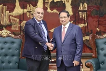 Le Premier ministre vietnamien Pham Minh Chinh (droite) reçoit à Hanoï Ali Ijaz Ahmad, PDG de Makara Capital Partners (Singapour). Photo : VNA.