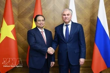 Le Premier ministre vietnamien Pham Minh Chinh (à gauche) rencontre le président de la Douma russe, Viatcheslav Volodine, à Moscou, le 24 mars. Photo : VNA.