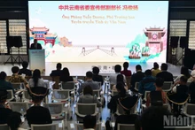 Lors de la cérémonie de la présentation de l'itinéraire rouge d'étude et de recherche intitulé « Tourisme au Yunnan - À la découverte du Vietnam ». Photo: NDEL