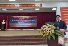 Teppei Fukuhara, conseiller à l'ambassade du Japon au Vietnam, prend la photo. Photo : NLNTVN.