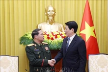 Le président Luong Cuong reçoit le général de division Vongsone Inpanphim, vice-ministre de la Défense et président du Département général de la politique de l’Armée populaire lao. Photo: VNA