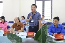 Le directeur du lycée-internat pour minorités ethniques de Diên Biên, Vu Trung Hoan, s'exprime à la séance de travail. Photo : VNA.