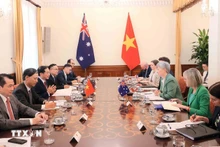 Le vice-Premier ministre et ministre des Affaires étrangères (AE) vietnamien Bùi Thanh Son s'entretien avec la ministre australienne des AE Penny Wong. Photo: VNA