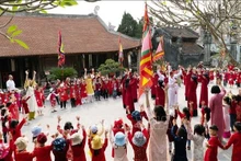 Des élèves de la ville de Viet Tri expérimentent le chant Xoan aux côtés des artisans des troupes Xoan originelles au temple communal de Hung Lo. Photo : VNA