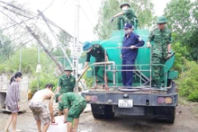 Le 24 novembre, le poste de gardes-frontières au port de Nha Trang, relevant du commandement des gardes-frontières de Khanh Hoa, a continué de déployer de nombreuses activités pour soutenir les personnes touchées par les récentes pluies et inondations. Photo : VNA