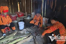 Des familles de l'ethnie Dao Lo Gang se réunissent autour du feu pour le Têt (Nouvel An lunaire). Photo : My Dung.