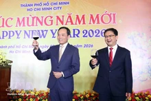 Tran Luu Quang (à gauche), membre du Bureau politique et secrétaire du Comité du Parti de Hô Chi Minh-Ville, à la rencontre. Photo : VNA