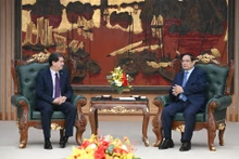 Le Premier ministre Pham Minh Chinh (à droite) reçoit Jorge Legañoa Alonso, président de l’agence de presse latino-américaine Prensa Latina. Photo: NDEL