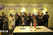 Le vice-ministre vietnamien de l’Intérieur, Vu Chiên Thang, supervise la signature de l’accord entre HRD Korea et COLAB. Photo : VNA