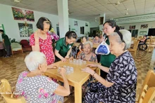 Des personnes âgées sont prises en charge à la maison de retraite Tam An, à Hô Chi Minh-Ville. Photo : VNA.