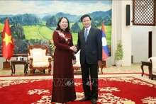 La vice-présidente vietnamienne Vo Thi Anh Xuan et le secrétaire général du Parti populaire révolutionnaire lao (PPRL) et président du Laos, Thongloun Sisoulith. Photo : VNA.