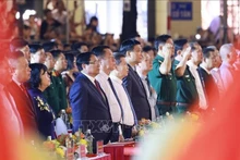 Le Premier ministre Pham Minh Chinh et des délégués assistent au programme artistique spécial. Photo : VNA.