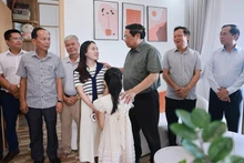 Le Premier ministre Pham Minh Chinh visite une famille dans le parc de logements sociaux West Sky dans la zone urbaine Ecogarden. Photo : VNA.