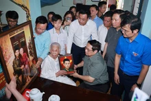 Le Premier ministre Pham Minh Chinh rend visite à la mère héroïne vietnamienne Dao Thi Vui, dans le village de Thuong Xa, commune de Hai Lang, province de Quang Tri. Photo : VNA.