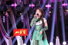 La chanteuse Phuong My Chi se produit sur la scène de Sing!Asia. Photo : hanoimoi.com