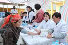 Les services sociaux de base tels que la santé, l'éducation, l'eau potable et l'information sont développés pour répondre aux besoins des populations rurales, en particulier des minorités ethniques. Photo : VNA.