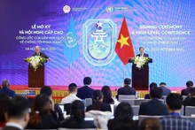 Le Premier ministre Pham Minh Chinh et le secrétaire général des Nations Unies, António Guterres, ont rencontré le milieu de presse à Hanoï le 25 octobre, à l'issue de la cérémonie de signature de la Convention des Nations Unies contre la cybercriminalité. Photo : VNA.