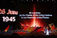 Programme artistique pour célébrer la cérémonie d'ouverture à la signaturede la Convention de Hanoi. Photo : VNA