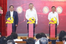 Le secrétaire général du Parti, To Lam (au milieu), le Premier ministre Pham Minh Chinh (à gauche) et le permanent du Secrétariat, Tran Cam Tu (à droite), activent trois plateformes numériques. Photo : VNA.
