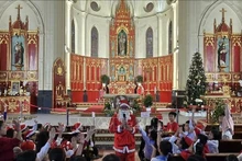 Ambiance de Noël à l'intérieur de la cathédrale de Hai Phong. Photo : VNA