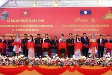 Présence des délégués vietnamiens et lao lors de l’inauguration du monument commémoratif de l’alliance de combat Laos-Vietnam. Photo : VNA