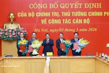 Le Premier ministre Pham Minh Chinh (au centre) présente les décisions relatives aux affaires de personnel aux fonctionnaires le 3 mars. (Photo : VNA)