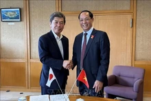 Le vice-président de l’Assemblée nationale du Vietnam, Tran Quang Phuong (droite) et e président de l’Assemblée préfectorale, Shima Koichi. Photo : VNA.