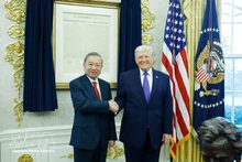 Le secrétaire général du Parti communiste du Vietnam, To Lam (gauche), et le président américain Donald Trump. Photo : VNA.
